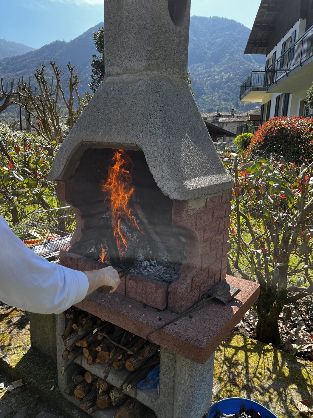 Ostermontag am Idrosee — Grillen im Garten zwischen gutem Essen und Bergen